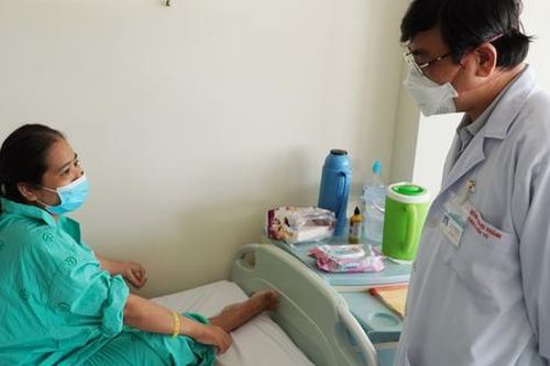 Người phụ nữ 'đeo' khối u vú khổng lồ nặng 5kg