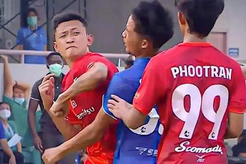 Cầu thủ Thái Lan đánh cùi chỏ đồng nghiệp sẵn sàng thượng đài