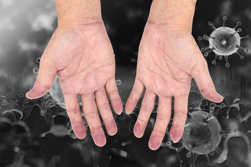 Omicron có thể tồn tại và lây nhiễm sau bao lâu bám vào da người?
