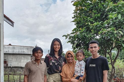 Cô gái ở vùng quê nghèo đăng quang Hoa hậu Hòa bình Indonesia