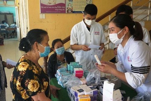 Khám bệnh, cấp phát thuốc điều trị miễn phí cho người nghèo, gia đình chính sách