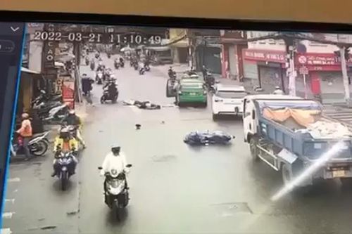 Đôi nam nữ bị tên cướp giật điện thoại xịt hơi cay ngã bất tỉnh