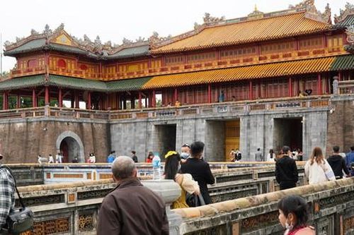 Du khách bất ngờ nhận thông báo miễn vé tham quan khu Di sản Huế ngày 26/3