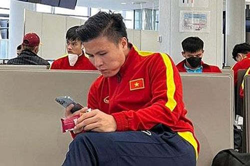 ĐT Việt Nam mất 3 tiếng nhập cảnh để nhận 'thẻ đỏ' vào Nhật Bản