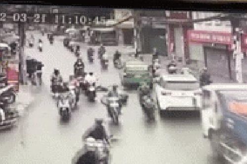 Đôi nam nữ bỗng ngã nhào ra đường bất tỉnh, clip hiện trường ghi lại 2 giây kinh hoàng