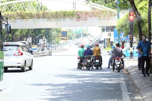 Muôn kiểu 'trốn' nắng của người Sài Gòn khi chỉ số UV ở mức rất cao