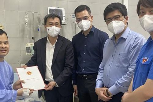 Thứ trưởng Trần Văn Thuấn: Thăm và tặng quà cho bác sĩ trẻ mắc bệnh hiểm nghèo