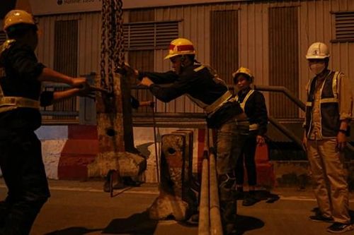 Cận cảnh: Rào chắn, tháo dỡ 2 nhịp cầu Vĩnh Tuy, đi lại sẽ ra sao?