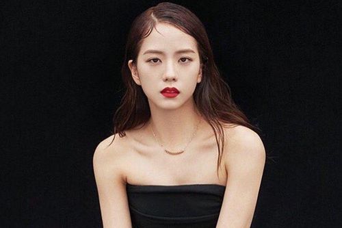Món đồ không thể thiếu trong túi xách của Ji Soo (BlackPink)