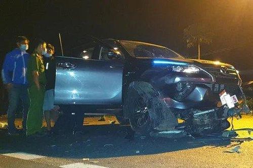 Ôtô lấn làn kéo lê xe máy khiến bé trai 2 tuổi tử vong