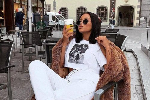 Giá cả leo thang, Gen Z vẫn đổ tiền mua quần áo để sống ảo