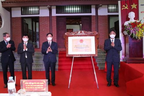 Trao Bằng công nhận di tích quốc gia địa điểm lưu niệm đồng chí Lê Văn Lương