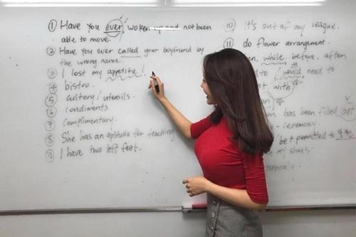 Cô giáo Anh văn xinh đẹp mặc bikini đội nón lá ở Nha Trang có body hút mắt