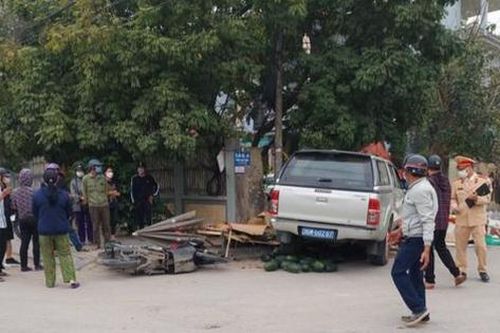 Ô tô biển xanh mất lái đâm 2 người tử vong