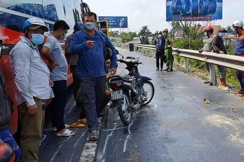 Người đàn ông đi xe máy tử vong sau khi va chạm xe giường nằm trên Quốc lộ 1