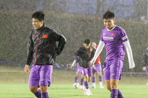 Tuyển Việt Nam hủy buổi tập ở Nhật Bản vì mưa bão