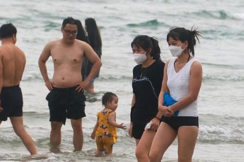 Bãi biển Đà Nẵng 'nêm chặt' người ngày cuối tuần