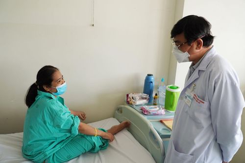 Người phụ nữ mang khối u vú nặng 5kg hiếm gặp