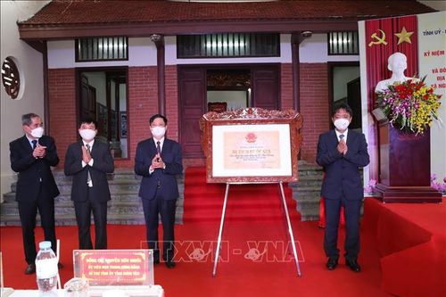 Đón Bằng công nhận di tích Quốc gia Địa điểm lưu niệm đồng chí Lê Văn Lương