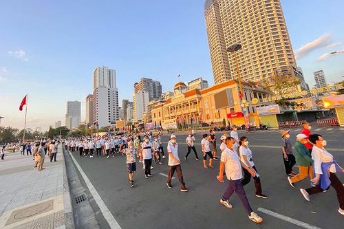 Hơn 1.000 người chạy phát động Tháng hành động Thể dục thể thao cho mọi người và Ngày chạy Olympic vì sức khỏe toàn dân
