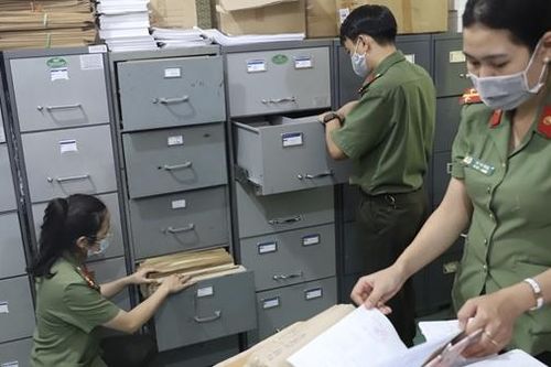 Thầm lặng bên những trang hồ sơ