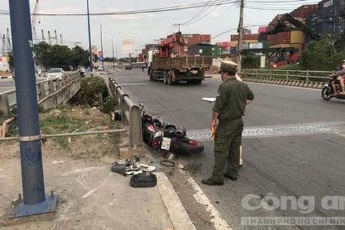 Nhóm công nhân đi Vũng Tàu chơi bằng xe máy, 1 người bị tai nạn tử vong