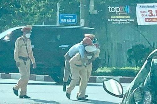 Cảnh sát cõng người đàn ông bị say nắng ngã giữa đường