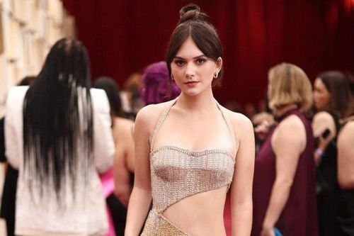Những bộ váy đẹp nhất thảm đỏ Oscar 2022