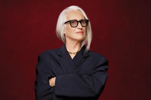 Sự kỳ lạ của nữ đạo diễn vừa thắng Oscar 2022 ở tuổi U70