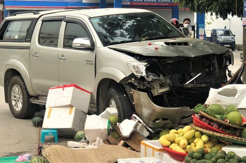 Ôtô biển xanh đâm hai người tử vong vì tránh xe máy