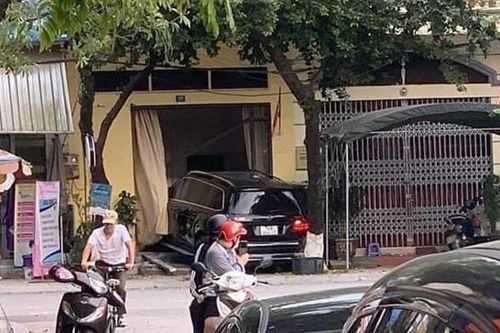Tin mới nhất vụ Mercedes GL400 lao thẳng vào nhà dân, 2 người thương vong
