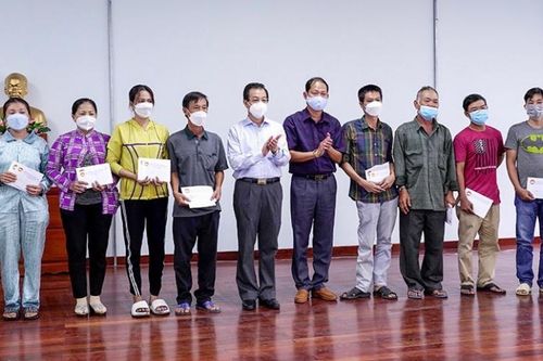 Hỗ trợ các tiểu thương trong vụ cháy lớn thiêu rụi 73 ki-ốt