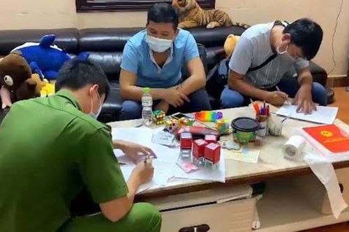 Phá đường dây mua bán bằng đại học rởm, phát hiện con dấu giả của công an phường, sở y tế