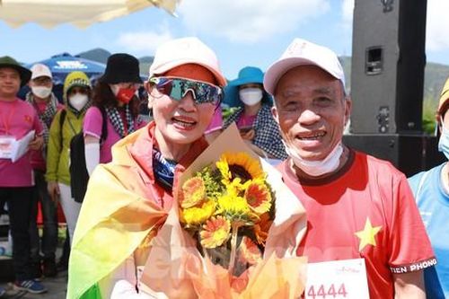 Nữ vận động viên 64 tuổi chinh phục đường chạy 42,195km