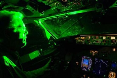 Điều tra đối tượng liên tục chiếu tia laser khi máy bay hạ cánh xuống sân bay Chu Lai