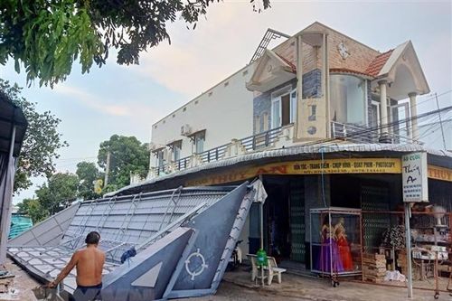 Dông lốc khiến gần 160 căn nhà ở An Giang bị sập và tốc mái