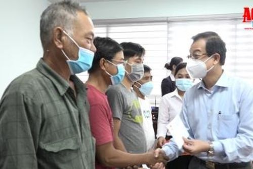 Lãnh đạo tỉnh An Giang thăm, động viên và trao hỗ trợ cho các tiểu thương bị thiệt hại trong vụ cháy tại Trung tâm Thương mại Cái Dầu