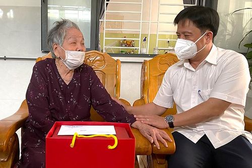 Thường trực Thành ủy Nha Trang: Thăm, tặng quà cho Bà mẹ Việt Nam anh hùng và gia đình các vị nguyên lãnh đạo tỉnh, thành phố