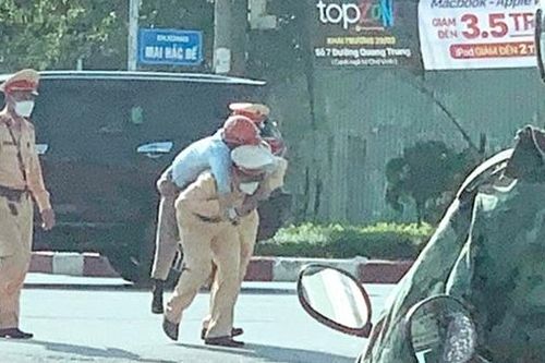 Xúc động hình ảnh CSGT cõng người ngất xỉu vì say nắng