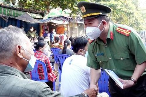 Công an An Giang thăm, hỗ trợ tiểu thương vụ cháy chợ thiêu rụi 70 ki-ốt