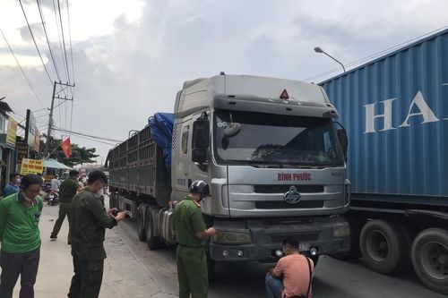 Va chạm xe đầu kéo, hai vợ chồng thiệt mạng thương tâm