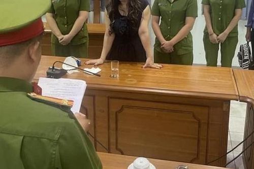 Vy Oanh: 'Có những lúc tôi vô cùng đau đớn khi những đứa con thơ, gia đình bị chà đạp'