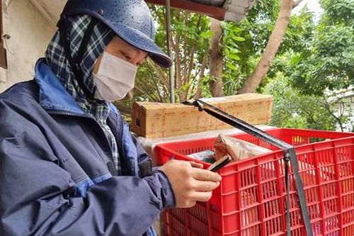 Vụ cô gái trẻ bị bạn trai giết hại, phân xác tại Ninh Bình: Xuất hiện Shipper chuyển đến ngôi nhà nơi xảy ra vụ án mạng kiện hàng 5 lít a-xít