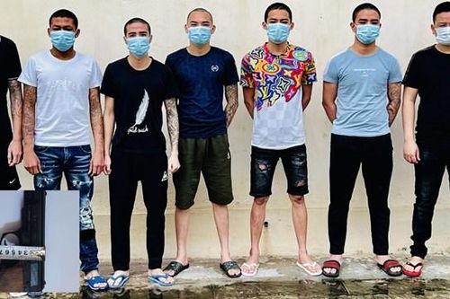 7 thanh niên vác súng và kiếm đi tìm đối thủ để 'tính sổ'