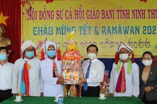 Lãnh đạo tỉnh Ninh Thuận thăm, chúc Tết Ramưwan năm 2022