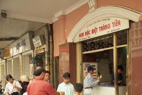 Hình độc về cửa hàng kem Tràng Tiền những năm 1990