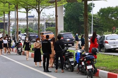 Người dân đổ về nút giao 'đẹp như trời Âu' chụp ảnh bất chấp biển cấm