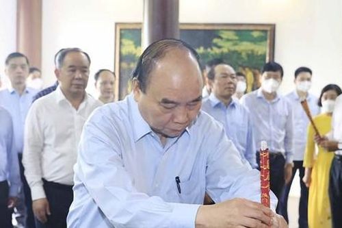 Chủ tịch nước dâng hương tưởng niệm cụ Phó bảng Nguyễn Sinh Sắc