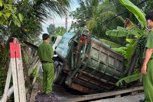 Xe tải chở rác 15 tấn làm sập cầu ở Cần Thơ
