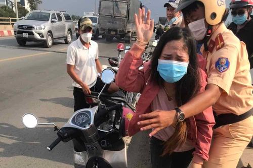 CSGT TP.HCM chưa đầy 10 phút giải cứu người phụ nữ nhảy cầu tự vẫn